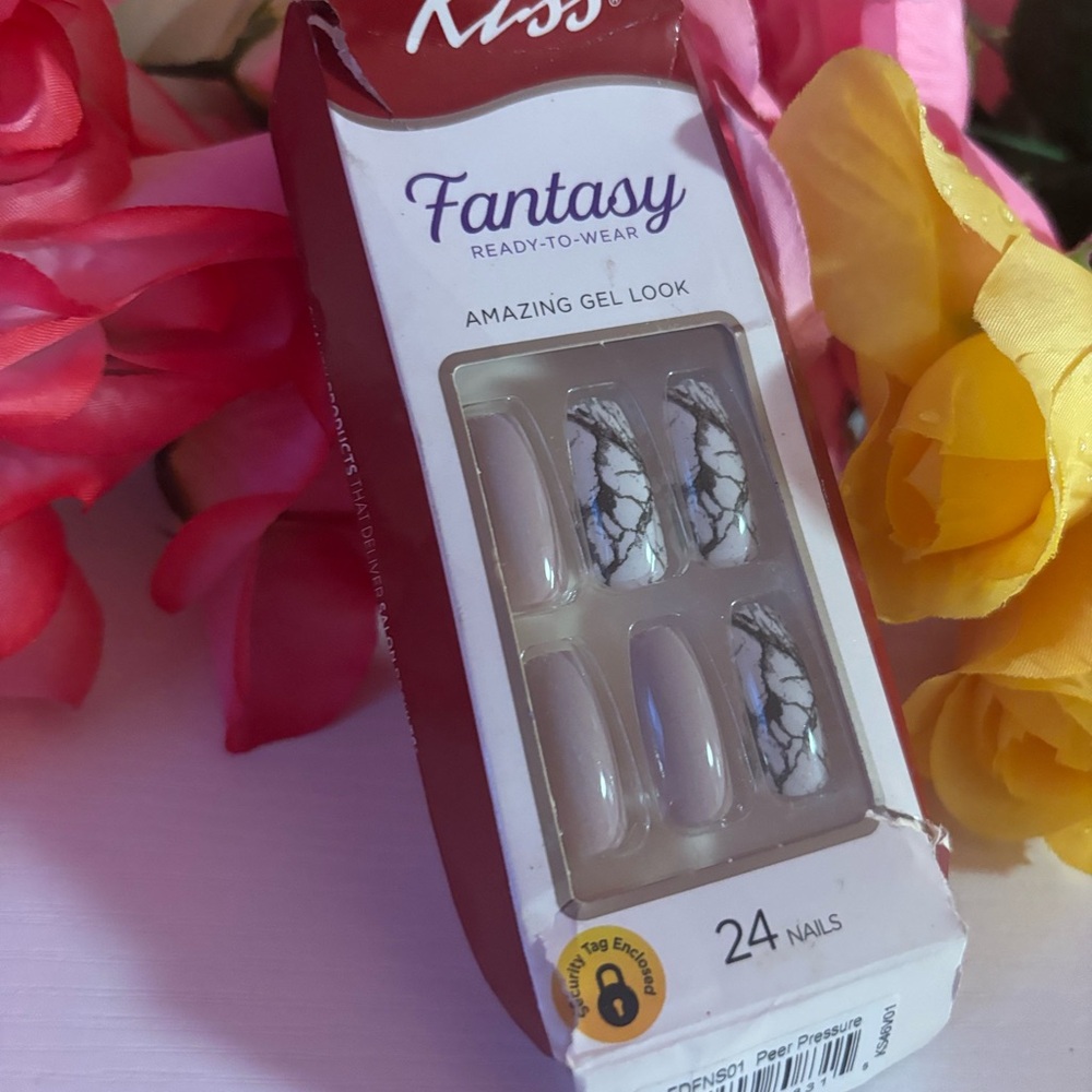 Kiss Fantasy Gel Nails with Marble Design